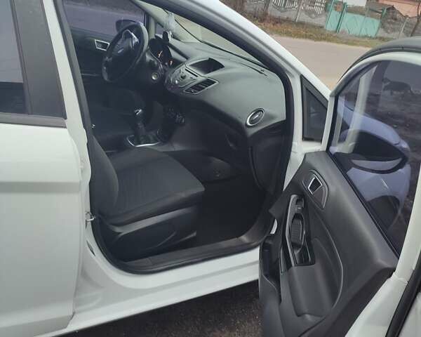 Білий Форд Фієста, об'ємом двигуна 1.5 л та пробігом 190 тис. км за 7500 $, фото 3 на Automoto.ua