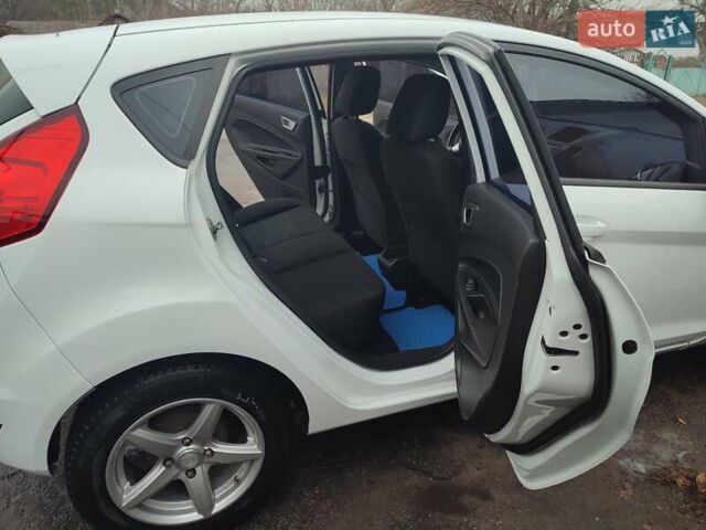 Білий Форд Фієста, об'ємом двигуна 1.5 л та пробігом 190 тис. км за 7500 $, фото 5 на Automoto.ua