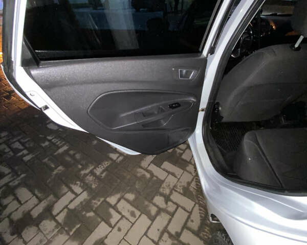 Белый Форд Фиеста, объемом двигателя 1.5 л и пробегом 178 тыс. км за 6700 $, фото 3 на Automoto.ua