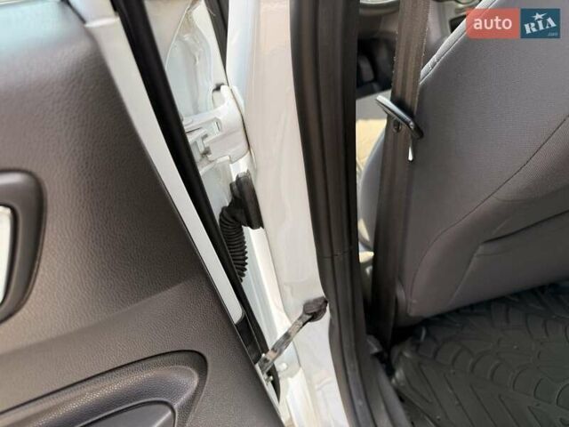 Білий Форд Фієста, об'ємом двигуна 1.5 л та пробігом 110 тис. км за 8500 $, фото 70 на Automoto.ua