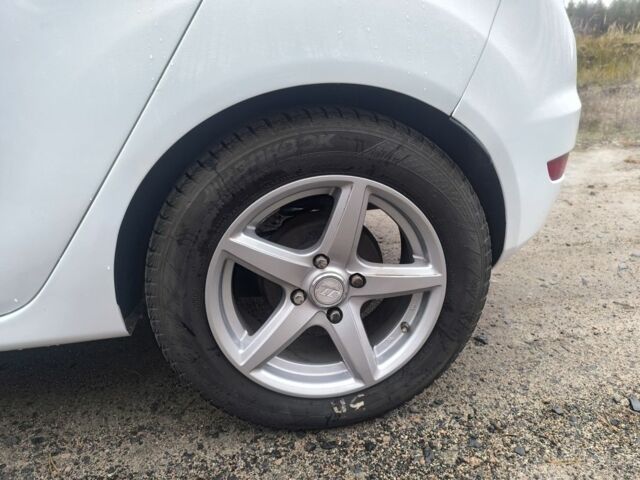 Білий Форд Фієста, об'ємом двигуна 1.5 л та пробігом 190 тис. км за 7625 $, фото 5 на Automoto.ua