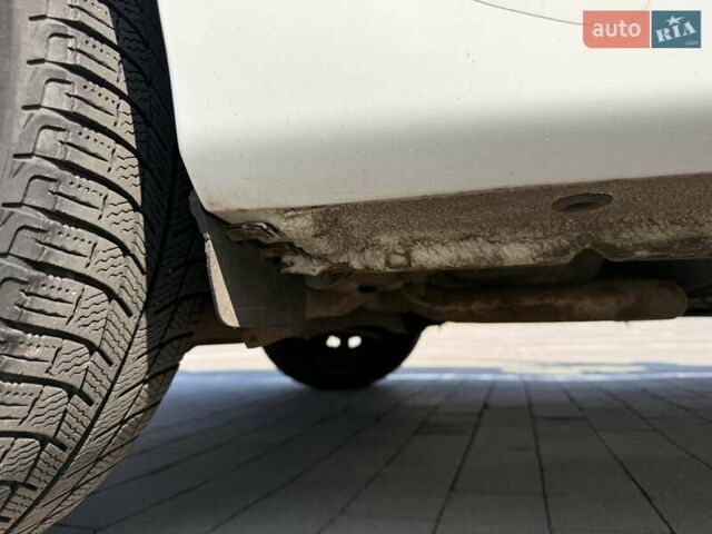 Білий Форд Фієста, об'ємом двигуна 1.5 л та пробігом 110 тис. км за 8500 $, фото 39 на Automoto.ua