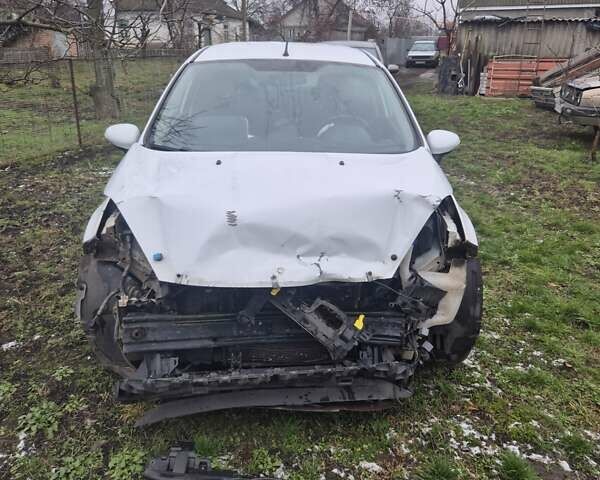 Белый Форд Фиеста, объемом двигателя 1.5 л и пробегом 145 тыс. км за 2700 $, фото 15 на Automoto.ua