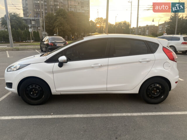 Білий Форд Фієста, об'ємом двигуна 1.5 л та пробігом 200 тис. км за 7100 $, фото 3 на Automoto.ua