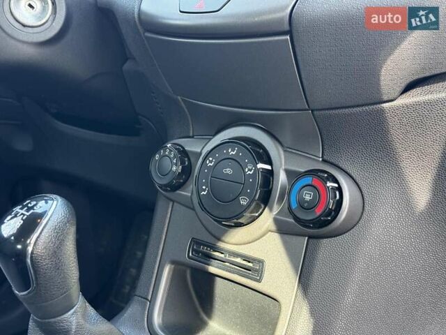 Белый Форд Фиеста, объемом двигателя 1 л и пробегом 108 тыс. км за 6590 $, фото 23 на Automoto.ua