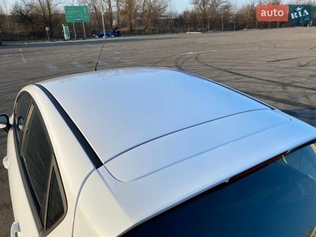 Білий Форд Фієста, об'ємом двигуна 1 л та пробігом 134 тис. км за 5900 $, фото 4 на Automoto.ua