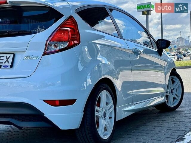 Білий Форд Фієста, об'ємом двигуна 1 л та пробігом 221 тис. км за 5100 $, фото 4 на Automoto.ua