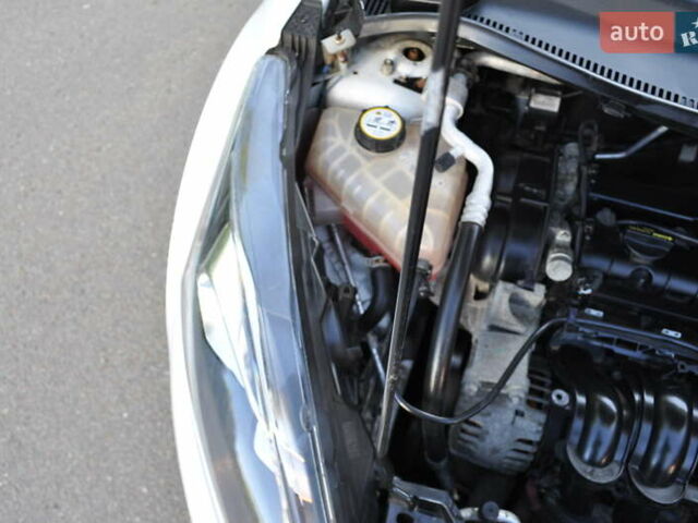 Белый Форд Фиеста, объемом двигателя 1.6 л и пробегом 124 тыс. км за 8500 $, фото 54 на Automoto.ua