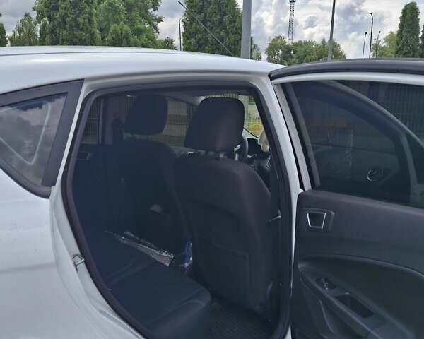 Белый Форд Фиеста, объемом двигателя 1 л и пробегом 60 тыс. км за 7000 $, фото 4 на Automoto.ua