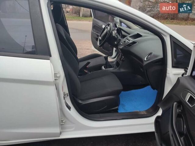 Білий Форд Фієста, об'ємом двигуна 1.5 л та пробігом 190 тис. км за 7500 $, фото 4 на Automoto.ua