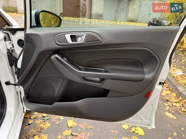 Форд Фиеста 2013 в Днепре (Днепропетровске) на Automoto.ua Белый Форд Фиеста, объемом двигателя 1.24 л и пробегом 132 тыс. км за 5700 $, фото 16 на Automoto.ua