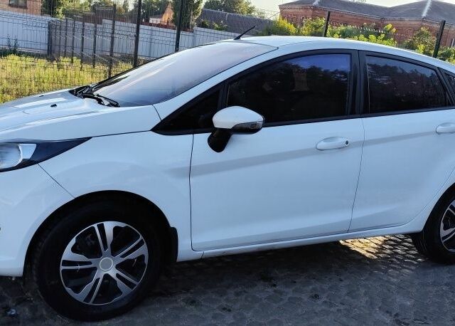 Білий Форд Фієста, об'ємом двигуна 1 л та пробігом 132 тис. км за 5800 $, фото 3 на Automoto.ua