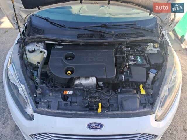 Білий Форд Фієста, об'ємом двигуна 1.5 л та пробігом 249 тис. км за 6500 $, фото 31 на Automoto.ua