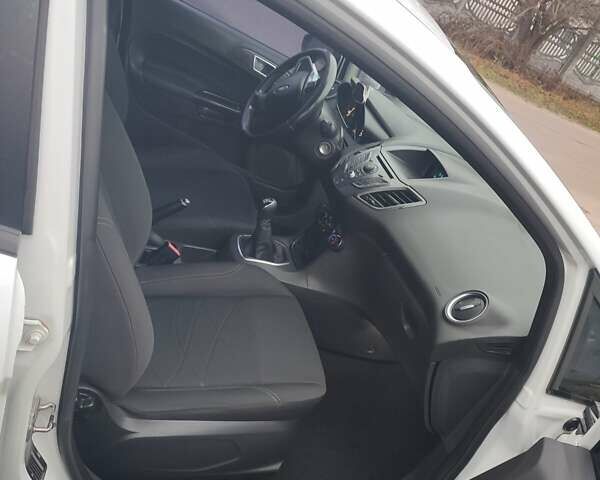 Білий Форд Фієста, об'ємом двигуна 1.5 л та пробігом 190 тис. км за 7500 $, фото 9 на Automoto.ua