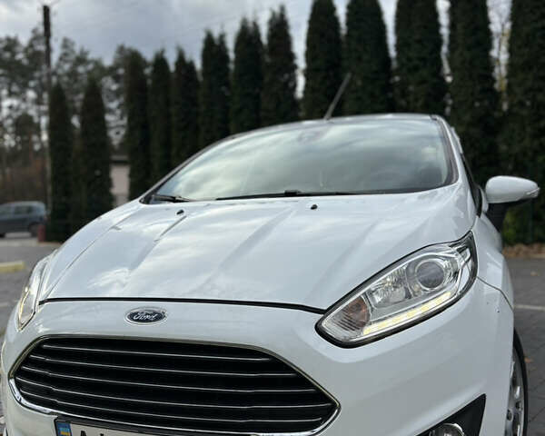 Форд Фиеста 2013 в Шепетовке на Automoto.ua Белый Форд Фиеста, объемом двигателя 1.6 л и пробегом 175 тыс. км за 7100 $, фото 1 на Automoto.ua
