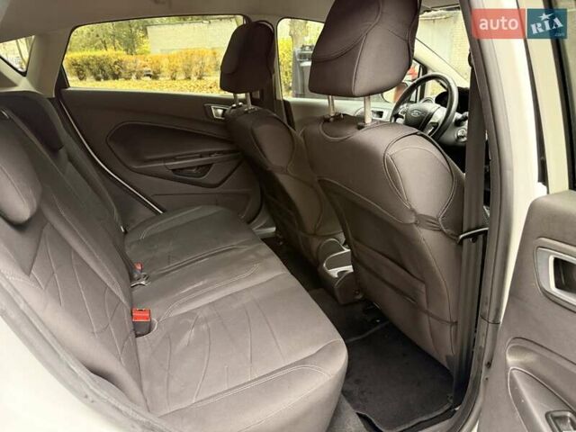 Форд Фиеста 2013 в Днепре (Днепропетровске) на Automoto.ua Белый Форд Фиеста, объемом двигателя 1.24 л и пробегом 132 тыс. км за 5700 $, фото 14 на Automoto.ua