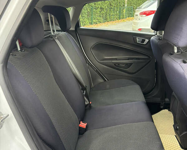 Форд Фиеста 2013 в Шепетовке на Automoto.ua Белый Форд Фиеста, объемом двигателя 1.6 л и пробегом 175 тыс. км за 7100 $, фото 11 на Automoto.ua