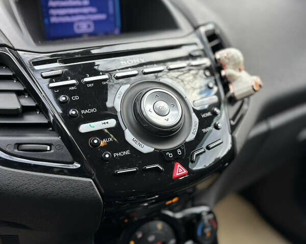 Форд Фиеста 2013 в Шепетовке на Automoto.ua Белый Форд Фиеста, объемом двигателя 1.6 л и пробегом 175 тыс. км за 7100 $, фото 9 на Automoto.ua