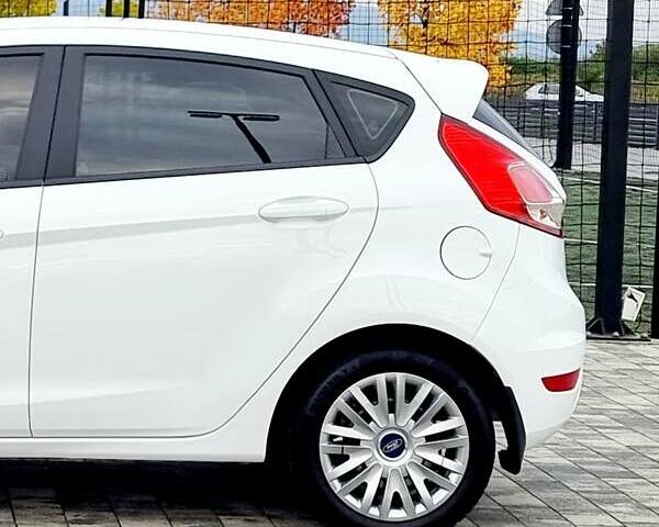 Білий Форд Фієста, об'ємом двигуна 1 л та пробігом 60 тис. км за 9900 $, фото 47 на Automoto.ua