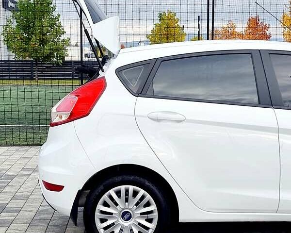 Білий Форд Фієста, об'ємом двигуна 1 л та пробігом 60 тис. км за 9900 $, фото 26 на Automoto.ua