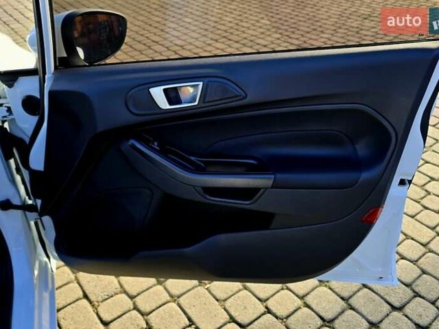 Білий Форд Фієста, об'ємом двигуна 1 л та пробігом 60 тис. км за 9999 $, фото 38 на Automoto.ua