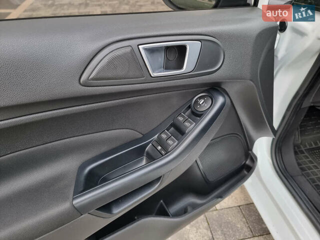 Білий Форд Фієста, об'ємом двигуна 1 л та пробігом 60 тис. км за 9900 $, фото 62 на Automoto.ua