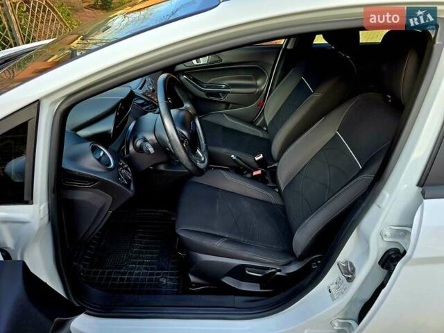 Білий Форд Фієста, об'ємом двигуна 1 л та пробігом 60 тис. км за 9999 $, фото 27 на Automoto.ua