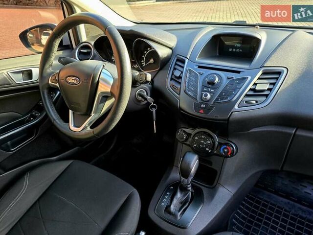 Білий Форд Фієста, об'ємом двигуна 1 л та пробігом 60 тис. км за 9999 $, фото 42 на Automoto.ua