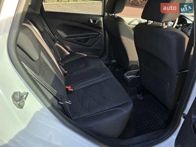 Білий Форд Фієста, об'ємом двигуна 1 л та пробігом 60 тис. км за 9999 $, фото 43 на Automoto.ua