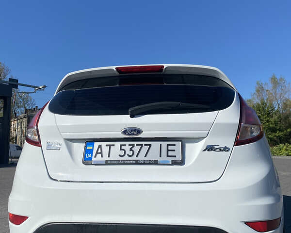 Белый Форд Фиеста, объемом двигателя 1 л и пробегом 142 тыс. км за 6700 $, фото 2 на Automoto.ua
