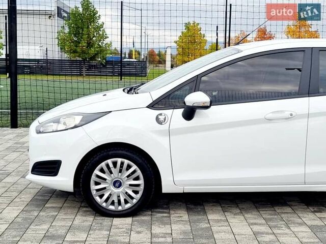 Білий Форд Фієста, об'ємом двигуна 1 л та пробігом 60 тис. км за 9900 $, фото 49 на Automoto.ua