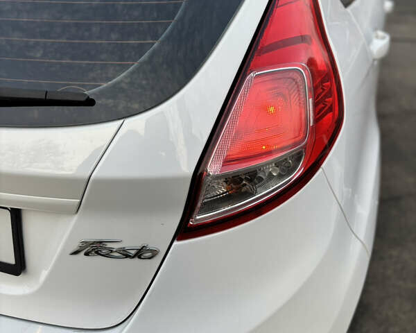 Білий Форд Фієста, об'ємом двигуна 1.6 л та пробігом 123 тис. км за 8500 $, фото 9 на Automoto.ua