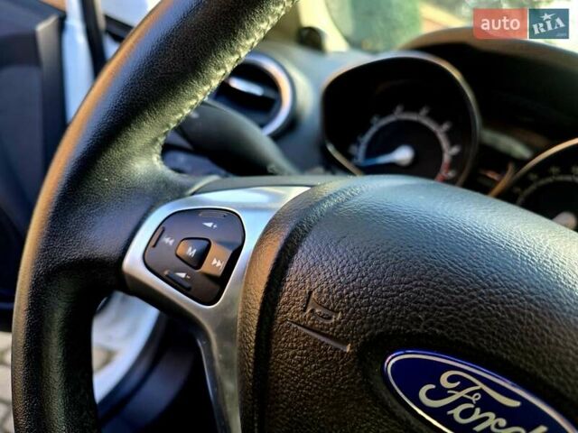 Білий Форд Фієста, об'ємом двигуна 1 л та пробігом 60 тис. км за 9999 $, фото 30 на Automoto.ua