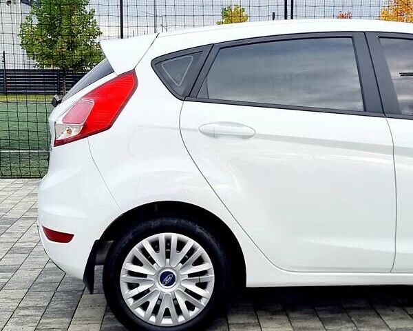 Білий Форд Фієста, об'ємом двигуна 1 л та пробігом 60 тис. км за 9900 $, фото 25 на Automoto.ua