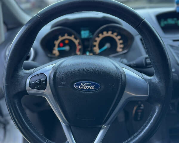 Білий Форд Фієста, об'ємом двигуна 1 л та пробігом 85 тис. км за 8500 $, фото 10 на Automoto.ua