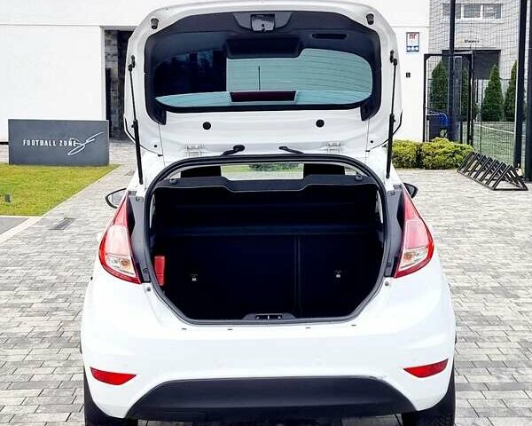 Білий Форд Фієста, об'ємом двигуна 1 л та пробігом 60 тис. км за 9900 $, фото 32 на Automoto.ua