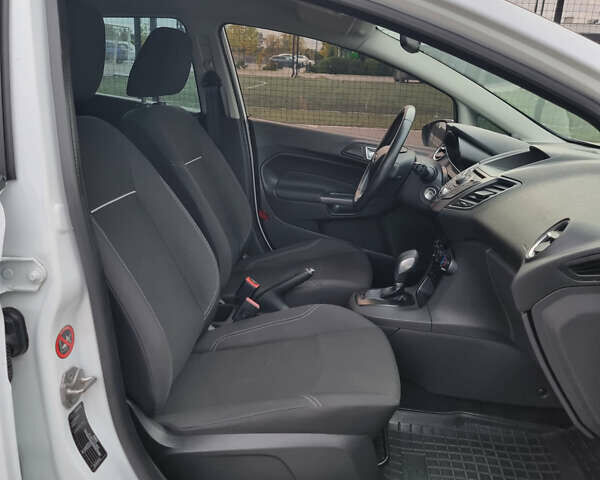 Білий Форд Фієста, об'ємом двигуна 1 л та пробігом 60 тис. км за 9900 $, фото 89 на Automoto.ua