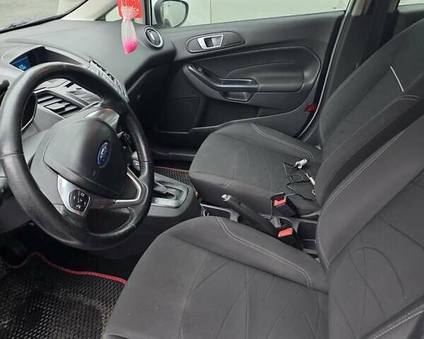 Белый Форд Фиеста, объемом двигателя 1 л и пробегом 140 тыс. км за 6990 $, фото 2 на Automoto.ua