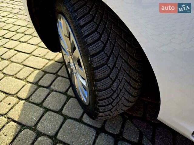 Білий Форд Фієста, об'ємом двигуна 1 л та пробігом 60 тис. км за 9999 $, фото 20 на Automoto.ua