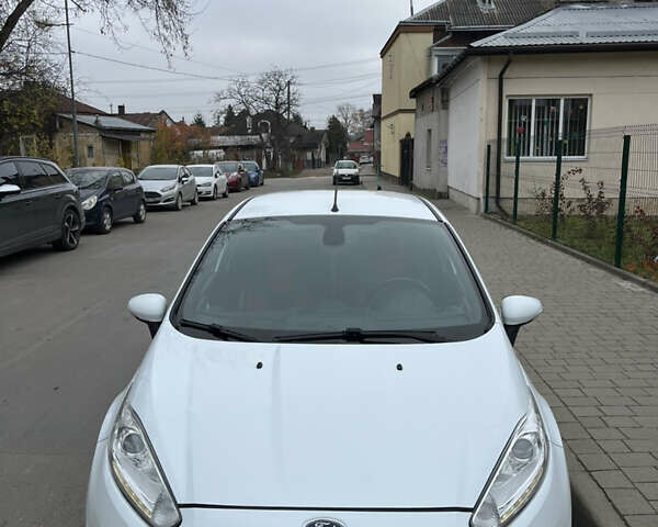 Белый Форд Фиеста, объемом двигателя 1.5 л и пробегом 228 тыс. км за 7800 $, фото 1 на Automoto.ua