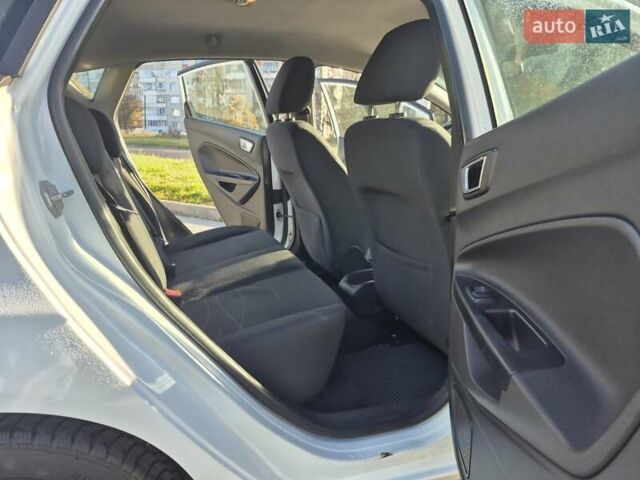 Білий Форд Фієста, об'ємом двигуна 1 л та пробігом 171 тис. км за 6499 $, фото 20 на Automoto.ua