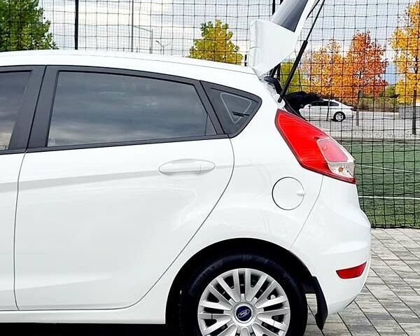 Білий Форд Фієста, об'ємом двигуна 1 л та пробігом 60 тис. км за 9900 $, фото 48 на Automoto.ua