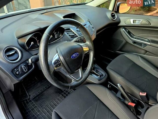 Білий Форд Фієста, об'ємом двигуна 1 л та пробігом 60 тис. км за 9999 $, фото 26 на Automoto.ua