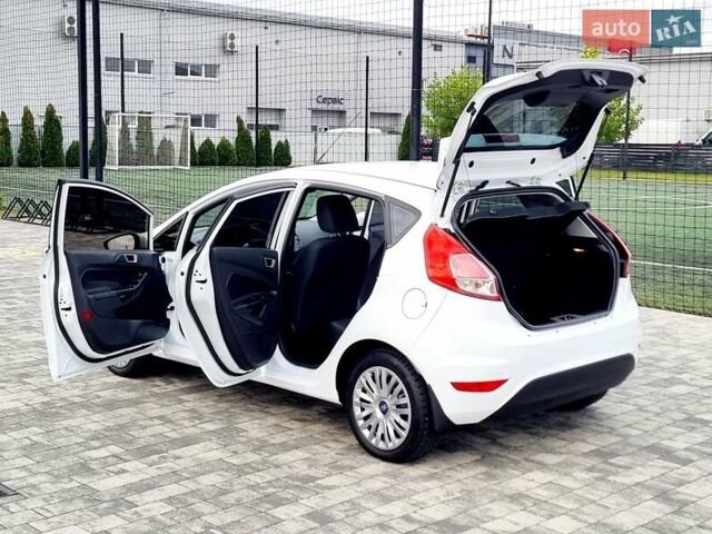 Білий Форд Фієста, об'ємом двигуна 1 л та пробігом 60 тис. км за 9900 $, фото 41 на Automoto.ua