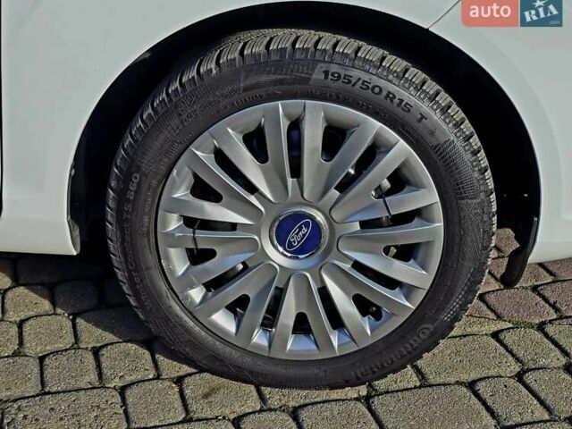 Білий Форд Фієста, об'ємом двигуна 1 л та пробігом 60 тис. км за 9999 $, фото 18 на Automoto.ua