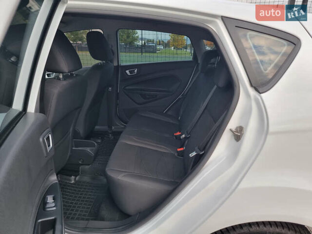 Білий Форд Фієста, об'ємом двигуна 1 л та пробігом 60 тис. км за 9900 $, фото 7 на Automoto.ua