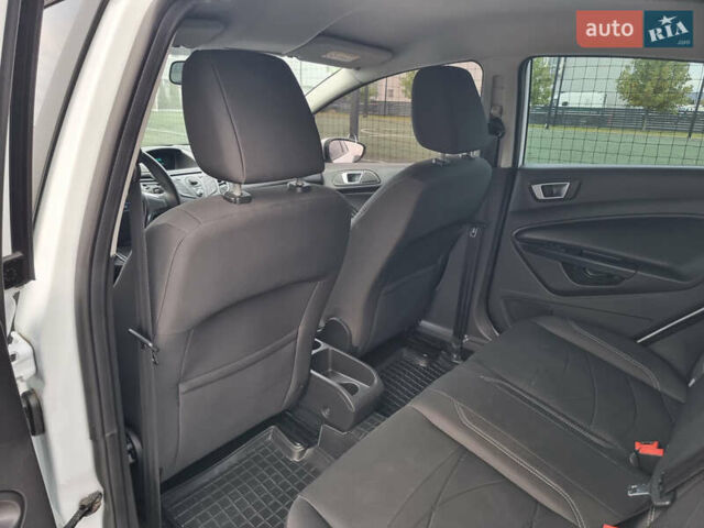 Білий Форд Фієста, об'ємом двигуна 1 л та пробігом 60 тис. км за 9900 $, фото 73 на Automoto.ua