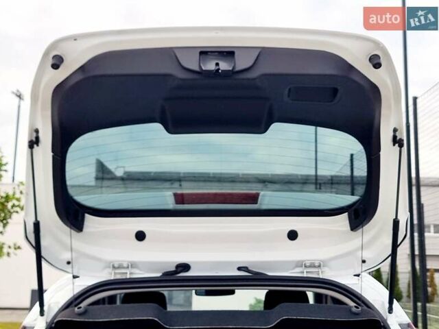 Білий Форд Фієста, об'ємом двигуна 1 л та пробігом 60 тис. км за 9900 $, фото 33 на Automoto.ua