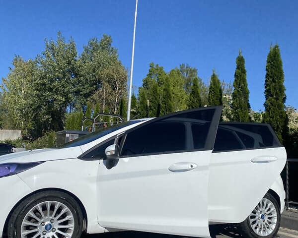 Белый Форд Фиеста, объемом двигателя 1 л и пробегом 142 тыс. км за 6700 $, фото 11 на Automoto.ua