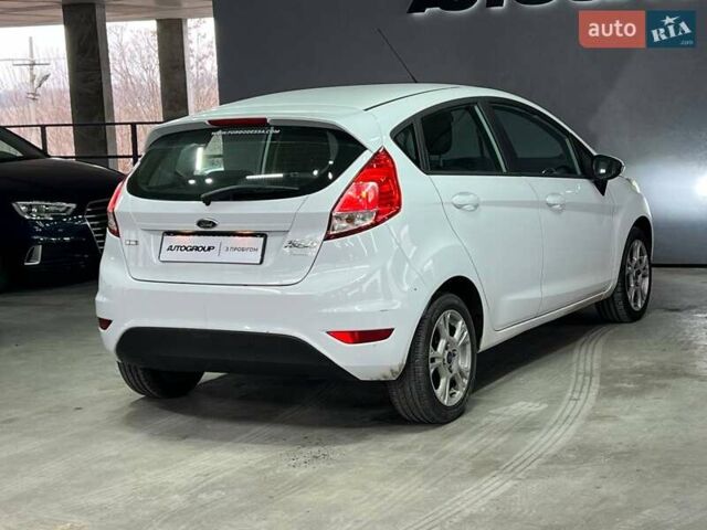Белый Форд Фиеста, объемом двигателя 1 л и пробегом 129 тыс. км за 6700 $, фото 4 на Automoto.ua